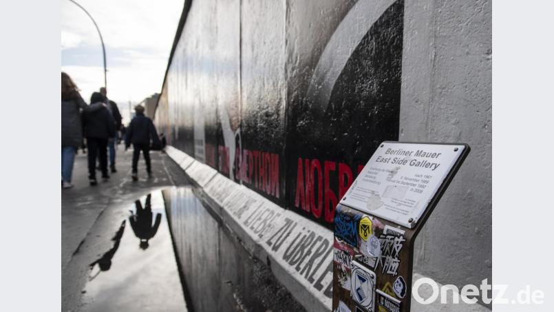 Die &quot;East Side Gallery&quot;, das Mauermuseum an der Spree, erinnert an die Berliner Mauer. Drei Jahrzehnte nach deren Fall nähern sich Ost und West weiter an. Bild: Robert Günther/dpa