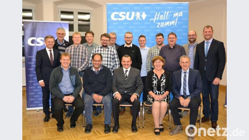 Ihre Kandidaten für die Kommunalwahl 2020 nominierte die CSU Leonberg. Im Bild (sitzend, von links) Martin Teubner, Max Zintl, Bürgermeisterkandidat Maximilian Ernstberger, Renate Brunner und Landratskandidat Roland Grillmeier sowie (stehend, von links) Kreisvorsitzender Tobias Reiß, Alois Männer, Harald Teubner, Andreas Grillmeier, Bernhard Schrems, Peter Haberkorn, Johannes Härtl, Lukas Haberkorn, Josef Weiß, Werner Faltenbacher, Johannes Kirchner und CSA-Kreisvorsitzender Huberth Rosner. Bild: Susanne Forster