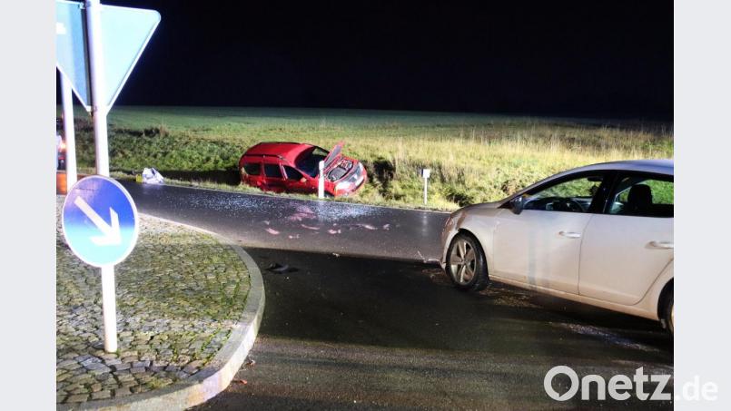 Die beiden Unfallfahrzeuge an der Kreuzung in Kirchenthumbach Bild: jma