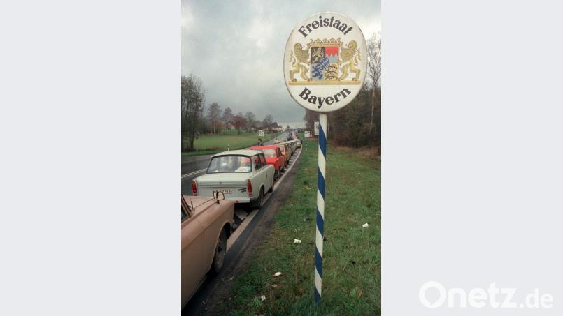 Am 1. November 1989 hob die DDR die Visumspflicht für die CSSR auf. Unzählige Ostdeutsche nutzten die Gelegenheit und machten sich auf den Weg nach Westen. Vor dem Grenzübergang bei Schirnding war der Andrang gewaltig. Bild: Claus Felix/dpa