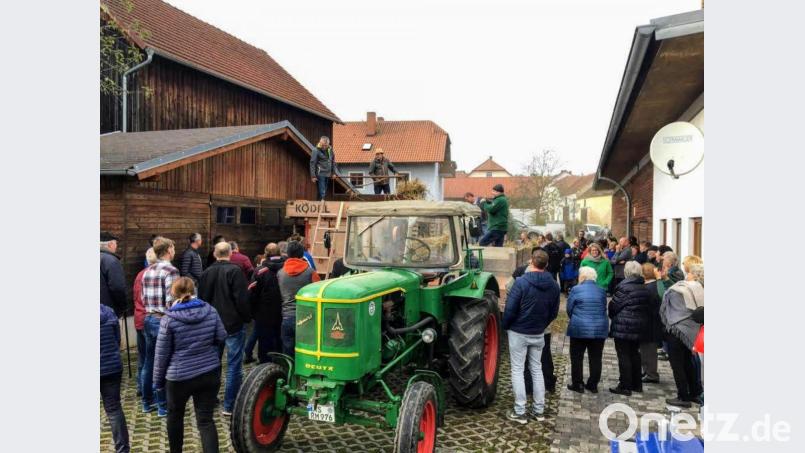 Viele Zuschauer wollten beim Einsatz der alten Dreschmaschine dabei sein. Bild: fdl