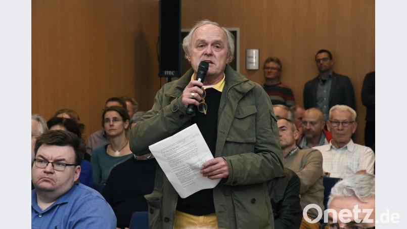 Zum wiederholten Male forderte Peter Plößl Tempo 30 für den Haager Weg – und kam erneut damit nicht durch. Bild: Petra Hartl