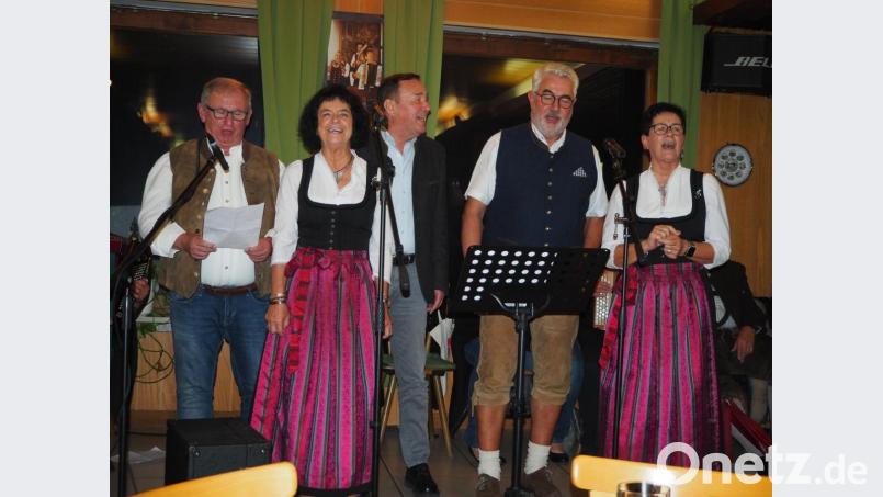 Die Zupfer-Moidln Renate und Waltraud mit drei ganz besonderen Akteuren: die Neustädter Bürgermeister. Bild: krb