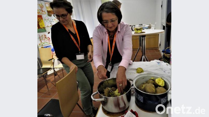 Ratzfatz ist ein Erdäpfwickel fertig: Susanne Lehner (links) und Johanna Zettl zeigten, wie's geht. Bild: ubb