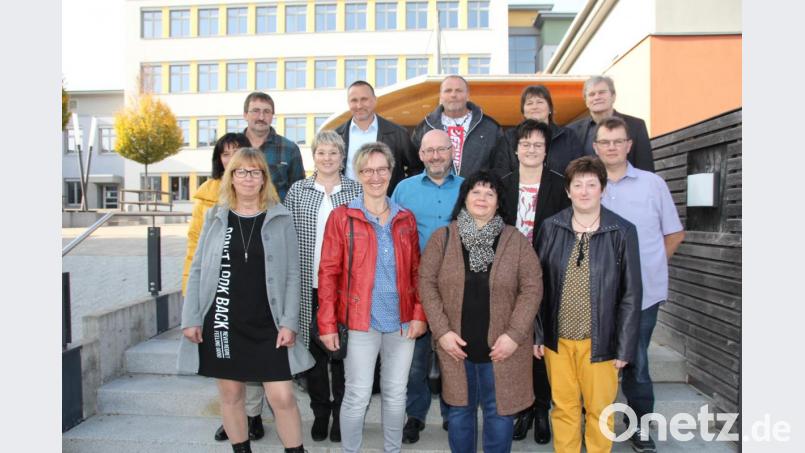35 Jahre ist es her, dass sie die Doktor- Eisenbarth-Schule verlassen haben. Beim Klassenntreffen wurde die sanierte Schule zusammen mit Rektor Werner Winderl (hinten, rechts) besichtigt. Bild: frd