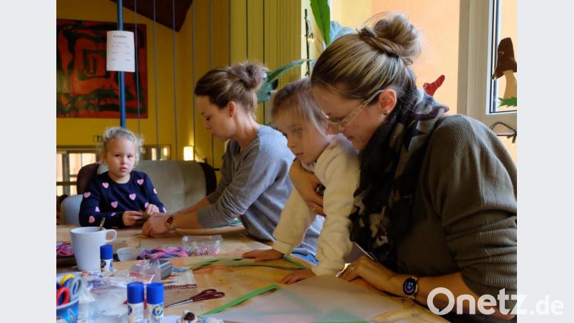 &quot;Kommt ihr wieder mit?&quot;: sagte ein Vater zu seinen Kindern und erhielt glatt die Antwort: &quot;Nein, wir wollen weiterbasteln.&quot; Am Basteltisch der Eltern-Kind-Gruppe war immer was los. Bild: wlr