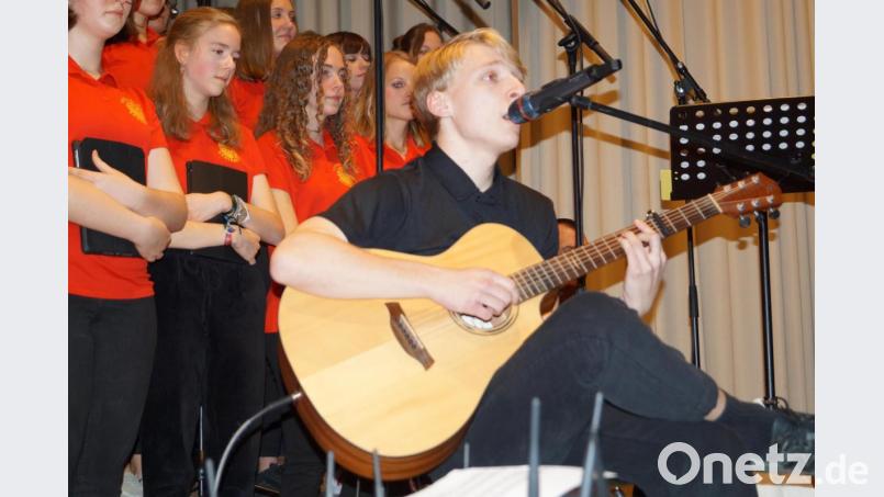 Solo mit Gitarre: Maximilian Janner Bild: du