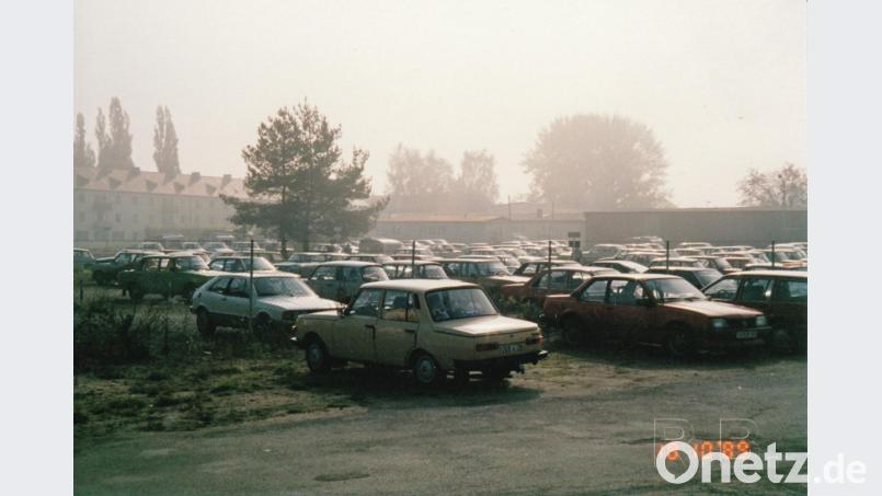 Weil die Amerikaner ihre Soldaten im April 1989 nach Grafenwöhr verlegten, wurde das Camp Pitman an der Kasernenstraße in Weiden frei. Es diente ab September als Regierungsaufnahmestelle, in der die Übersiedler nach der Erstregistrierung in der Ostmarkkaserne auf Kommunen im Bundesgebiet verteilt wurden. Der Parkplatz hinter dem Camp entwickelte war voll mit Trabbis. Bild: Reinhold Balk