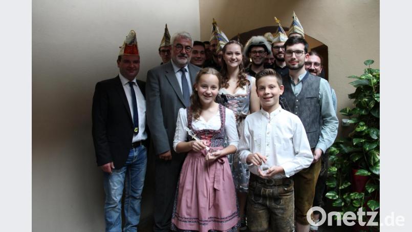 Mit einer starken Abordnung marschierte der Neustädter Faschingsverein ins Rathaus ein und stellte mit Prinz Andreas III. di San Martino, Prinzessin Sophie I. della Musica sowie dem Kinderprinzenpaar Ben I. und Sarah I. die neuen Herrscherpaare vor. Bild: prh