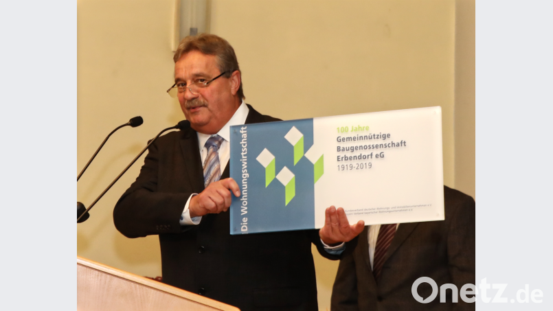 Vom Verband Bayerischer Wohnungsunternehmen gab es zur Erinnerung eine Tafel, die Vorstandsvorsitzender Dieter Döppl präsentierte. Bild: njn