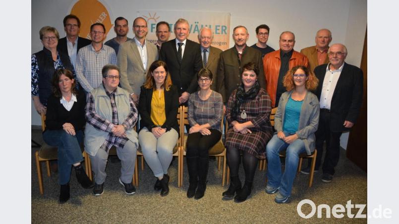 Beim Treffen am Freitag im Josefsheim haben die Freien Wähler ihre Liste für die Stadtratswahl vorgestellt. Im Bild die Kandidaten mit Gästen: zuMit diesen Kandidaten treten die Freien Wähler Mitterteich bei der Kommunalwahl am 15. März 2020 an. Sitzend Daniela Steger, Carmen Roose, Natalie Wölfl, Sonja Gleißner, Anja Dubrowski und Nicole König (vorne von links) sowie Kreisvorsitzende Gisela Kastner, Maximilian Bleistein, Harald Kilian, Michael Zintl, Kreisvorsitzender Ely Eibisch, Thomas Beer, Bürgermeisterkandidat Bernhard Thoma, Walter Siller, Thomas Dubrowski, Fabian Thoma, Erich Seitz, Friedrich Bergmann und Ernst Bayer (hinten von links). Bild: jr