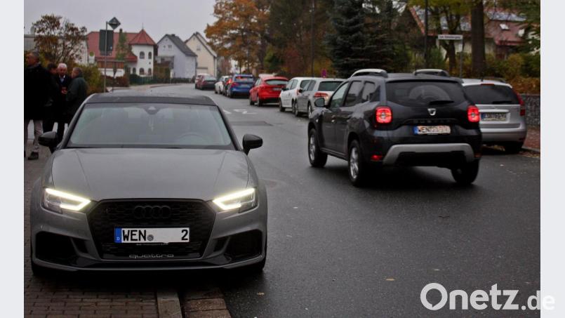 Autos parken auf dem Rad- und Fußweg (links) und verstellen so die Zufahrt zu den Kundenparkplätzen der anliegenden Firmen zu und die 30 Km-Zone wird von der Vielzahl der Autos nicht beachtet (rechts). Anwohner beschwerten sich massiv. Bild: R. Kreuzer