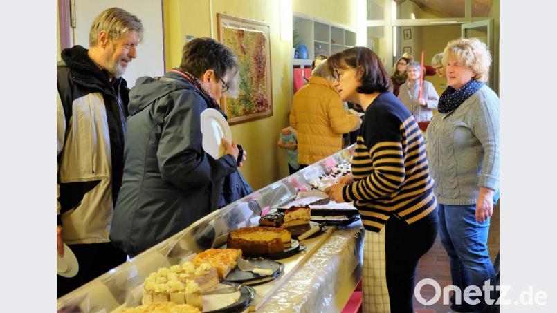 Bei der großen Auswahl an der Kuchentheke standen die Gäste vor der Qual der Wahl. Sich zu entscheiden, war gar nicht so leicht. Bild: wlr