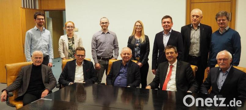 Jugendliche fit für die Ausbildung machen wollen Vorstand und Ehrengäste der Initiative Pro Ausbildung, darunter Vorsitzender Jürgen Spickenreuther (sitzend, Zweiter von rechts) und 
der Zweite Vorsitzende German Vogelsang (sitzend, Mitte). Bild: Bühner