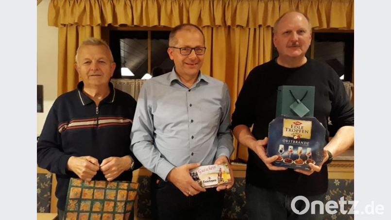 Roman Schäffler (Mitte) siegte vor Karl Walberer (links) und Markus Schmidt. Bild: hl