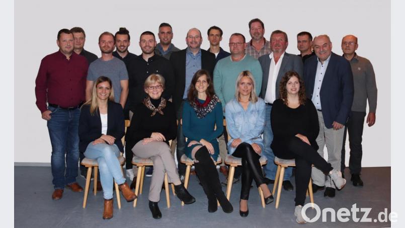 Der CSU-Ortsverband hat seine Stadtratskandidaten bestimmt. Mit im Bild sind (von links) Stefanie Dippl, Charlotte Hautmann, Susanne Reithmayer, Cornelia Träger und Sonja Hösl sowie (hinten, von links) Andreas Reindl, Reinhard Reindl, Florian Eckert, Enrico Gradl, Andreas Eckert, Max Weyh, Philipp Wolfram, Thomas Ermer, Guido Nörthemann, Josef Fütterer, Georg Grafberger, Martin Schmidt und Konrad Neuser. Bild: is