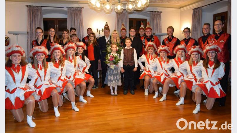 „Schmidmühlen oho“: Pünktlich zum 11.11 um 11.11 Uhr übernehmen in Schmidmühlen die Narren die Regentschaft. Zuvor aber machte das Faschingskomittee mit den Prinzessinnen Marion II. und Marie I. sowie den Prinzen Fabian I. und Johann I. dem Bürgermeister seine Aufwartung. Bild: bö