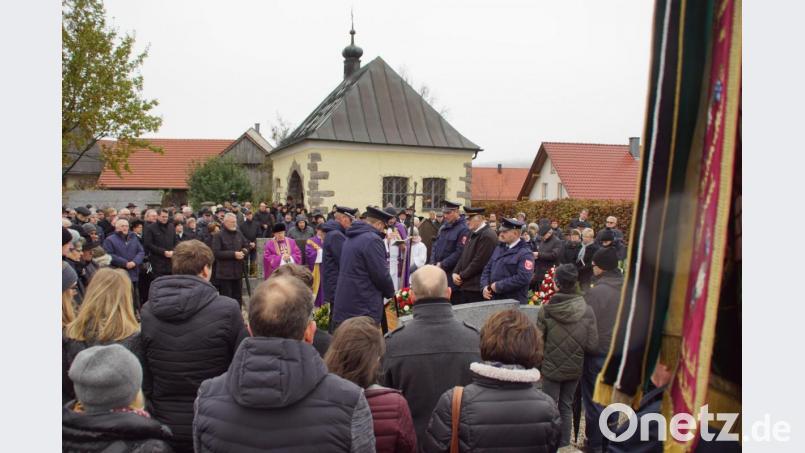 Eine große Trauergemeinde geleitete Weidings Altbürgermeister und Ehrenbürger an seine letzte Ruhestätte. Bild: mmj