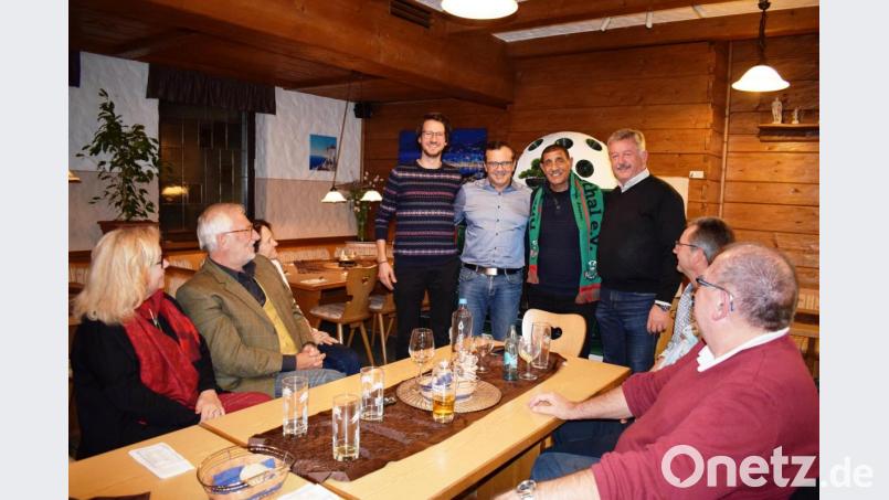 Herzlich hießen (von links) Daniel Schuller sowie die Gemeinderäte Stefan Badura und Georg Paulus (rechts) Yosef Shimon willkommen. Bild: oe