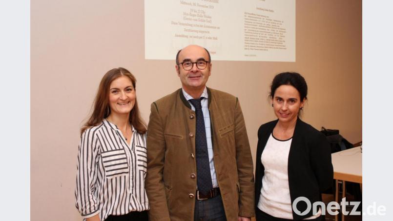 Experten unter sich (von links): Oberärztin MUDr. Jana Kropacek, Professor Robert H.G. Schwinger, Chefarzt der Medizinischen Klinik II, und Professor Andrea Bäßler, Leiterin der Lipidambulanz des Universitätsklinikums Regensburg. Bild: Kliniken Nordoberpfalz AG, Michael Reindl