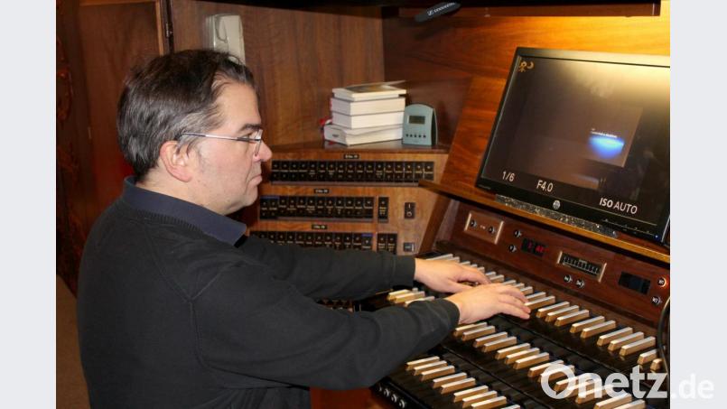 Alexander Pointner ist ein Profi an der Orgel. Bild: fsb