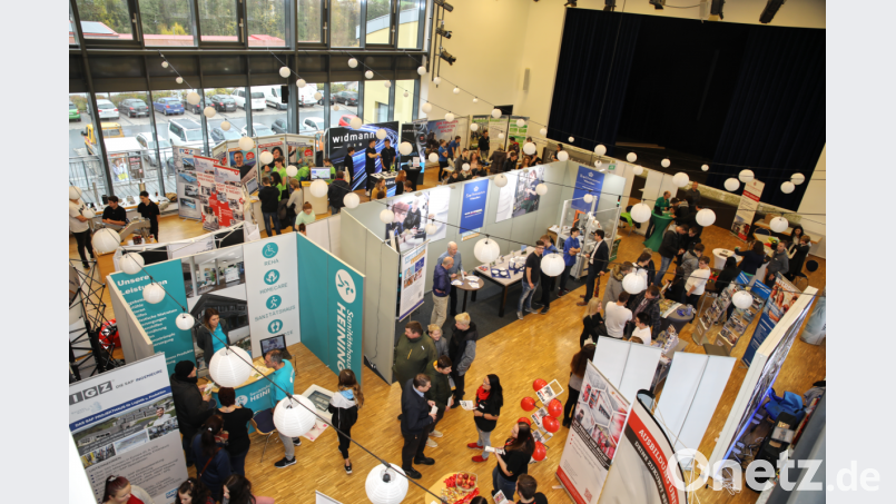 Zum dritten Mal fand in der Stadthalle auf zwei Ebenen (im Bild der große Saal) die Ausbildungsmesse statt. Bild: njn