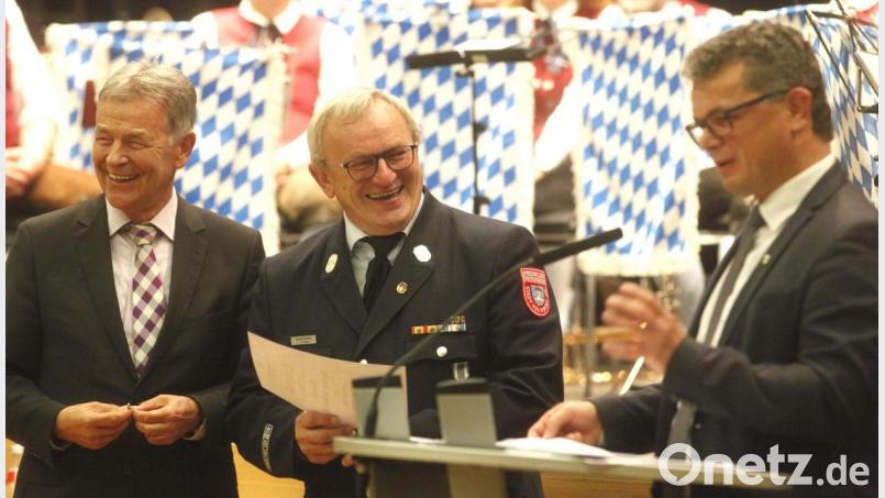 Stellvertretender Landrat Joachim Hanisch (links) und Bürgermeister Martin Birner (rechts) ehrten Georg Schmid mit dem staatlichen Ehrenzeichen für 50 Jahre aktiven Feuerwehrdienst. Bild: Hirsch