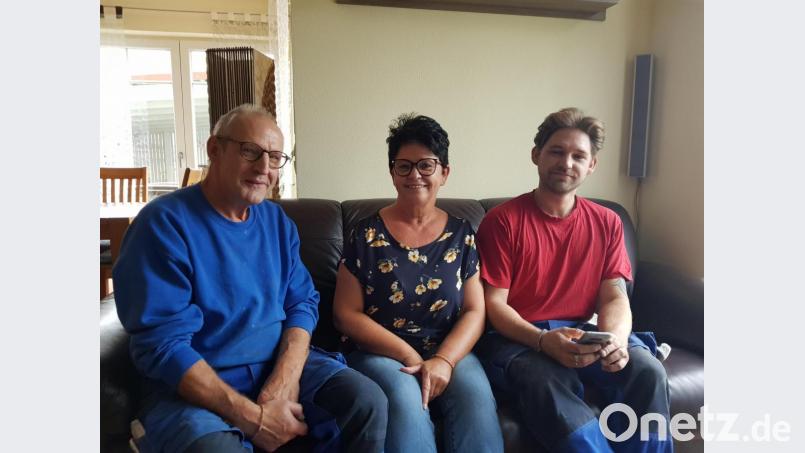 Karolin Lausch mit Ehemann Uwe (links) und Sohn Alexander auf der Couch im heimischen Wohnzimmer in Neukirchen bei Sulzbach-Rosenberg. Am 6. November vor 30 Jahren floh die Familie mit dem Trabbi in die Oberpfalz. &quot;Ich kann mir nicht vorstellen, jemals wieder zurückzugehen&quot;, sagt Alexander. Bild: Tobias Gräf