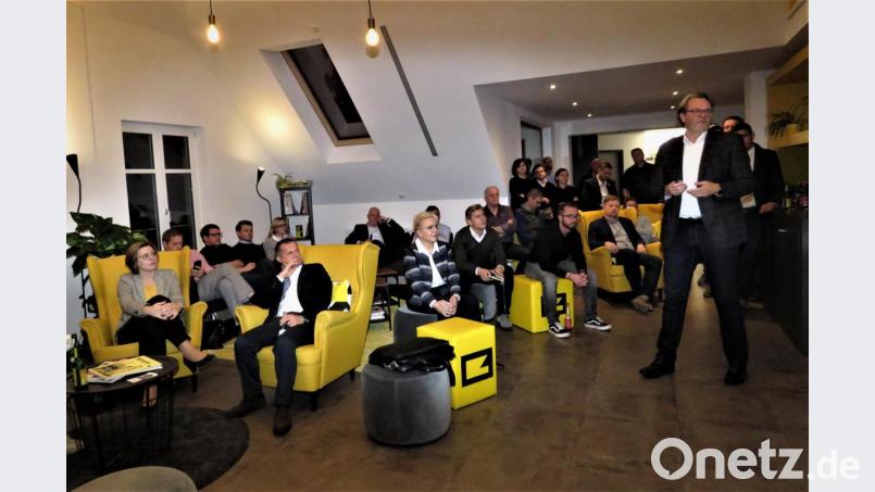 Die Gäste lauschten den Referenten (hier Anton Braun, rechts) in der C3-Mitarbeiterlounge von bequemen Ohrensesseln aus oder auf der Couch. Bild: ubb
