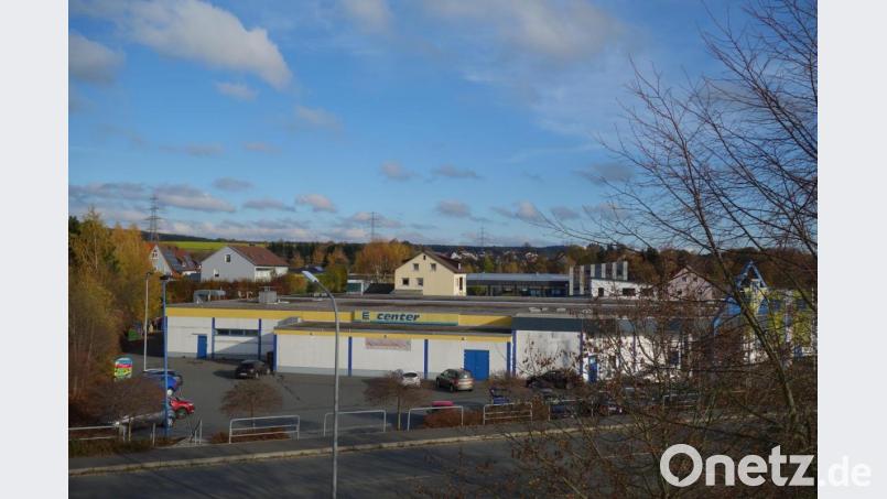 Klaus Conrad und Heinz Weiß wollen als Baugemeinschaft den Abriss und Neubau des Edeka-Supermarkts gegenüber der Filiale des Arbeitsamts verwirklichen. Bild: fjo