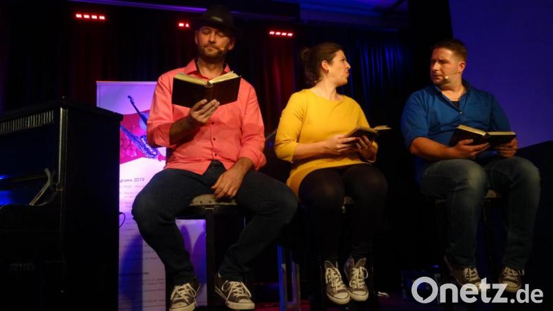 Drei Schauspieler spielen zehn Rollen im Kleinkunstmusical &quot;Drei Wünsche frei&quot;. Tom Bauer, Veronika Frank und Sebastian Hagengruber (v.li.) auf der Bühne des Seidel-Saals Bild: hka