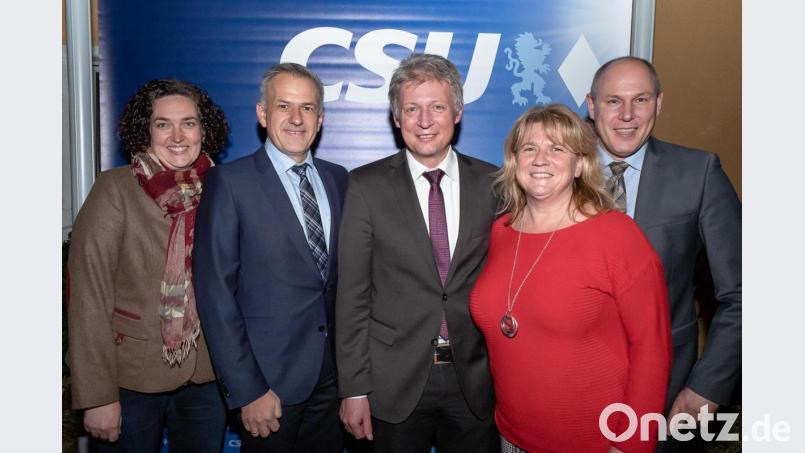 Die Orts- und Kreisvorsitzende der Frauenunion Tina Zeitler, Landratskandidat Roland Grillmeier (von links) und Dachorganisationsvorsitzender Markus Preisinger (rechts) bedankten sich bei Lothar Müller und seiner Frau Manuela Müller und beglückwünschten zum deutlichen Ergebnis. Bild: flt