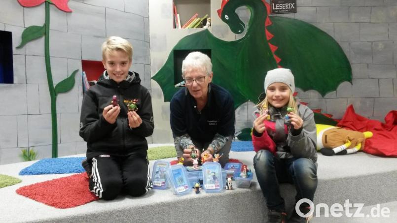 Klein und fein: die neuen Tonie-Hörfiguren in der Bücherei Schwarzenfeld. Bild: exb