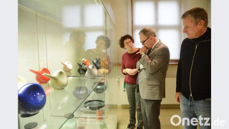 Das Design der Hedwig-Bollhagen-Werkstätten ist funktional und zeitlos elegant. Landtagsvizepräsident Wolfgang Heubisch (Mitte) nahm eine Kanne aus dem Museumsshop mit nach Hause, nachdem ihm Stefanie Dietz und Thomas Kühn mehr über die Keramikerin erzählt hatten. Bild: Gabi Schönberger