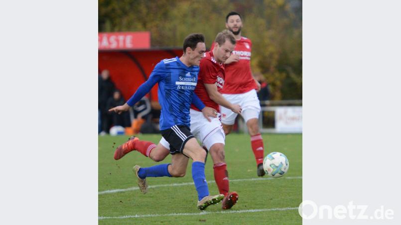 Der Weidener Siegtorschütze Michael Busch (links) im Laufduell mit dem Pfreimder Nicolas Schmid. Die SpVgg SV mühte sich zu einem 1:0 beim Schlusslicht. Bild: ham