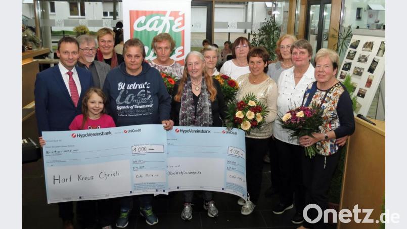 2000 Euro an Spenden, Glückwünsche und Ehrungen verdienter Mitstreiterinnen stehen bei der 10-Jahres-Feier des „Café Mitte“ im Stockerhutpark als Ort der sozialen Kommunikation im Blickpunkt. Bild: Dobmeier