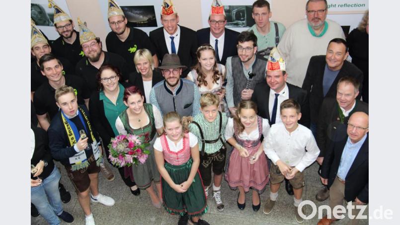 Mit einer starken Abordnung marschierte der Neustädter Faschingsverein ins Rathaus ein und stellte mit Prinz Andreas III. di San Martino, Prinzessin Sophie I. della Musica sowie dem Kinderprinzenpaar Ben I. und Sarah I. die neuen Herrscherpaare vor. Bild: prh