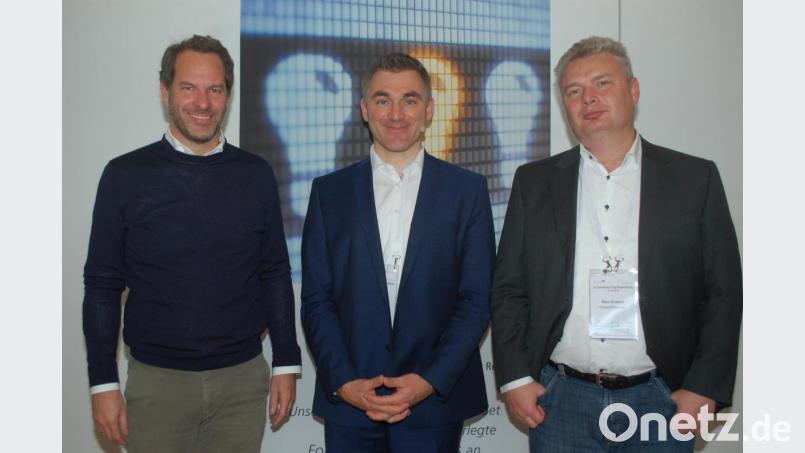 Veranstalter Georg Wittmann (Mitte) begrüßte die Experten Michael Klar (Otto Group, links) und Ales Drabek (Conrad Electronic) zum E-Commerce-Tag. Bild: gib