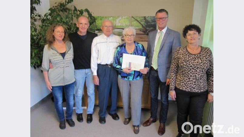 Ursula Otte (Vierte von links) im Kreis der Gratulanten (von links): Schwiegertochter Yvonne, Sohn Gerhard, Ottes langjähriger Partner Richard Schwärzer, Bürgermeister Hermann Falk und Heimleiterin Astrid Geitner. Bild: fg