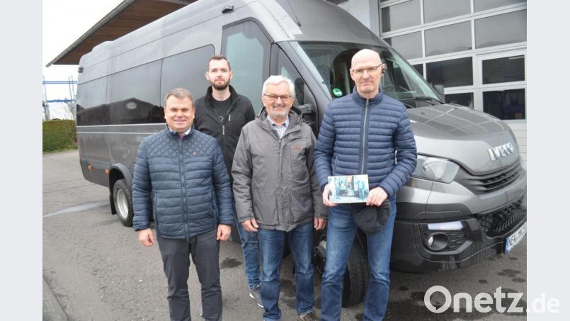 Bürgermeister Karlheinz Budnik und Seniorenbeauftragter Josef Söllner danken Martin Neugirg (vorne, von links) und Sohn Thomas (hinten). Ohne deren Engagement gäbe es den Senioreneinkaufsbus nicht. Bild: fz