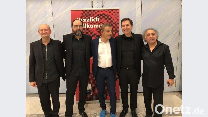Herzlich willkommen: Jourist Quartett und Dominique Horwitz (Mitte): Von links: Jakob Neubauer, Johannes Huth, Dominique Horwitz, Andreas Dopp, Edouard Tachalow Bild: dok
