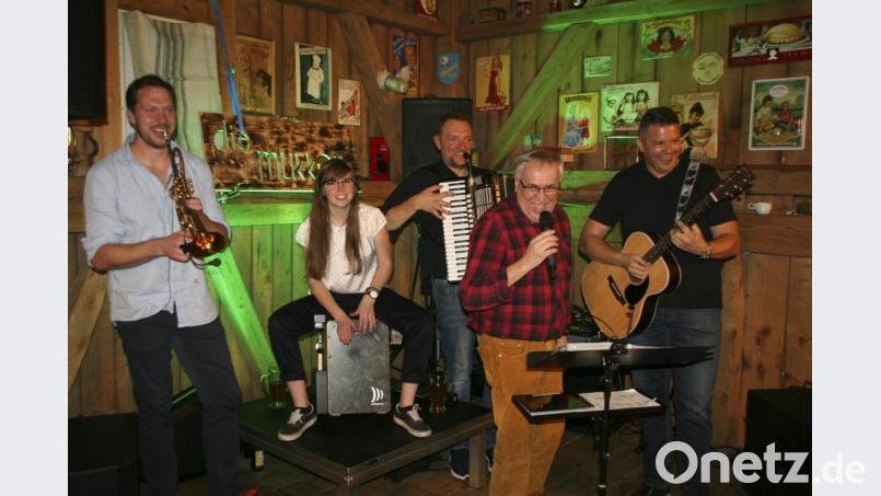 &quot;Die Mukker&quot; in der Besetzung (von links) Andreas Söllner, Lena Bock, Thomas Haberkorn und Reinhold Kellner verstanden es hervorragend, die Besucher bei Laune zu halten. Unterstützt wurden sie dabei vom „Kramer-Berti“ (mit Mikrofon) als Überraschungsgast, der einige Kostproben seines Repertoires zum Besten gab. Bild: fpoz