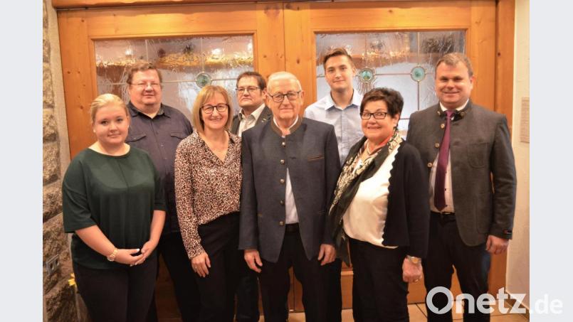 Sophie und Franz Bäumler (vorne, von rechts) feiern Goldene Hochzeit. Bild: fz