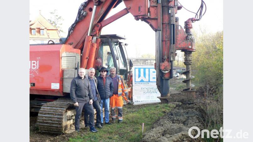 Bürgermeister Jürgen Kürzinger (links) und Bauhofleiter Jörg Dollhopf (dritter von links) machen sich zusammen mit Diplomingenieur Jürgen Sczygiol (Zweiter von links), Firma Wilhelm Bauer aus Erbendorf, ein Bild von dem Baufortschritt des Regenrückhaltebeckens in der Kalkofenstraße. Rechts steht Polier Hans Wopperer. Bild: lep