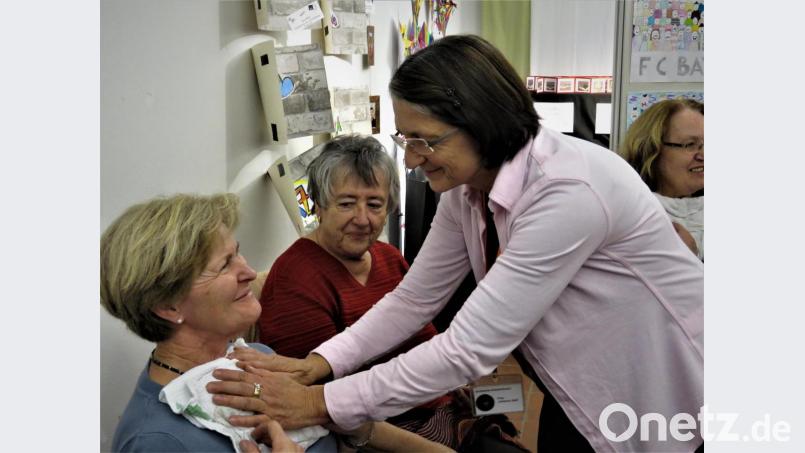 Kräuterführerin Johanna Zettl (rechts) zeigte den Vortragsteilnehmerinnen, wie Erdäpflwickel aufgelegt werden. Bild: ubb