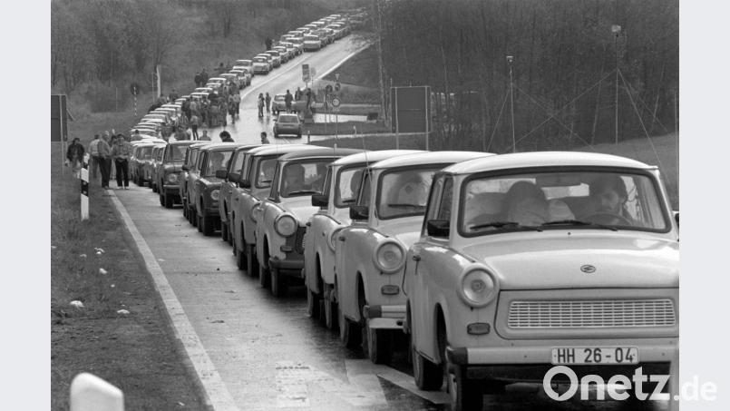 Auf mehr als vier Kilometer stauten sich am 5. November 1989 laut Bundesgrenzschutz DDR-Autos vor dem Grenzübergang bei Schirnding an der deutsch-tschechischen Grenze. Bild: Claus Felix/dpa