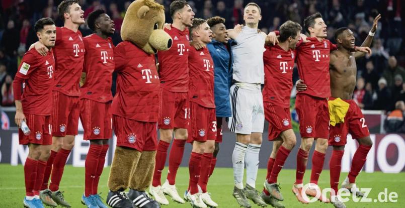 Die Spieler des FC Bayern München ließen sich nach dem überzeugenden 4:0-Sieg gegen Borussia Dortmund von ihren Anhängern feiern. Bild: agentur_dpa