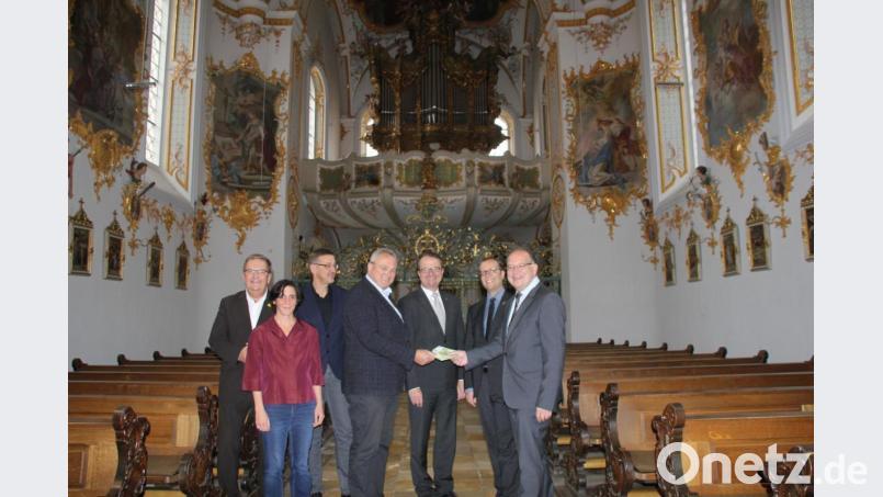 Regionalkantor Bernhard Müllers (rechts) übergibt an den Vereinsvorsitzenden „Projekt Orgel Sankt Martin Amberg“ Franz Meier den Gesamterlös aus der diesjährigen Orgelkonzertreihe in Höhe von 5000 Euro in Anwesenheit von Bürgermeister Martin Preuß, Kulturfachkraft Barbara Cosima Frey, Kulturamtsleiter Reiner Volkert, den Vorstand der Volksbank-Raiffeisenbank Amberg Dieter Paintner und Stadtpfarrer Thomas Helm. Bild: ads