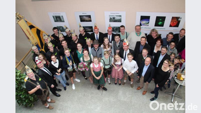 Mit einer starken Abordnung marschierte der Neustädter Faschingsverein ins Rathaus ein und stellte mit Prinz Andreas III. di San Martino, Prinzessin Sophie I. della Musica sowie dem Kinderprinzenpaar Ben I. und Sarah I. die neuen Herrscherpaare vor. Bild: prh