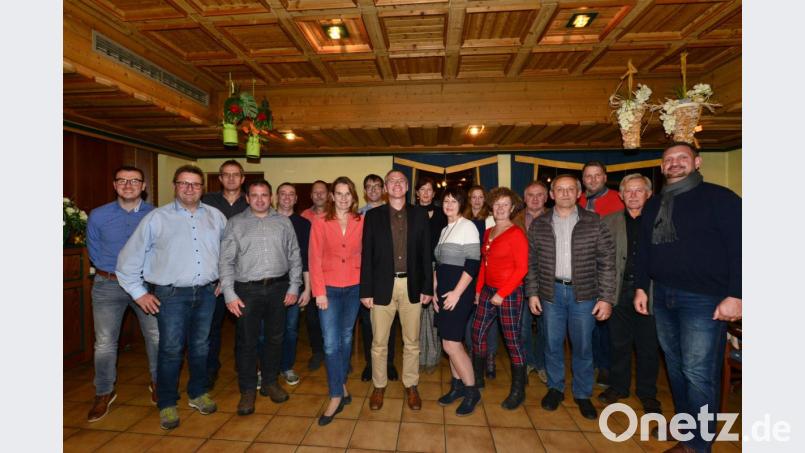 Reinhard Sollfrank (Mitte) blickt als Bürgermeisterkandidat der Freien Wählergemeinschaft Parkstein optimistisch Richtung Kommunalwahl 2020. Zur Nominierungsversammlung kommt auch FW-Landratskandidat Tobias Groß (rechts), der aber gesundheitlich bedingt keine Ansprache hält. Bild: bey